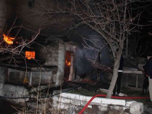 Odunlukta Çıkan Yangın Büyümeden Söndürüldü
