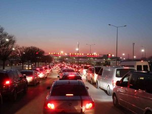 Edirne’de Alışverişten Dönen Bulgarlar Kapıkule’de Uzun Araç Kuyruğu Oluşturdu