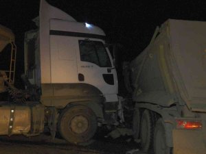 Şile Yolunda Hafriyat Kamyonu Bariyerleri Kırıp Karşı Şeride Geçti: 2 Hafif Yaralı