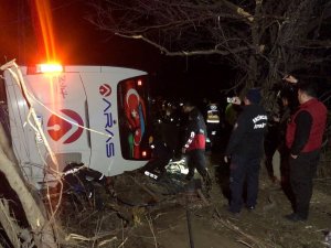 Erzincan’da Yolcu Otobüsü Şarampole Devrildi: 1 Ölü, 8’i Ağır 33 Yaralı