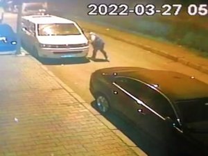Sultangazi’de Bir Şahıs 6 Aracın Lastiklerini Patlattı