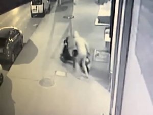 Park Halindeki Motosikleti Çalarak Kayıplar Karıştı, O Anlar Kameraya Yansıdı