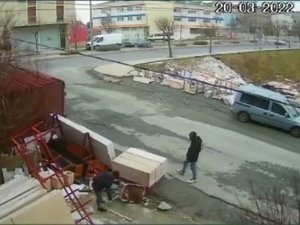 El Arabasının İçindeki Kumu Döküp Çaldılar, O Anlar Kamerada