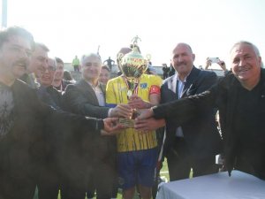 Başkan Ertürk, Şampiyon Pamukörenspor’a Kupasını Verdi