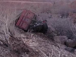 Konya’da Kamyon Şarampole Devrildi: 1 Ölü, 1 Yaralı