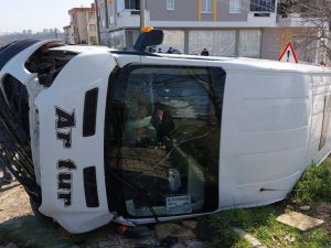 Öğrenci Servisi İle Cip Çarpıştı: 10 Öğrenci Yaralı