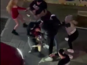 Kadıköy’de Kızların Saç Saça Baş Başa Kavgası Kamerada