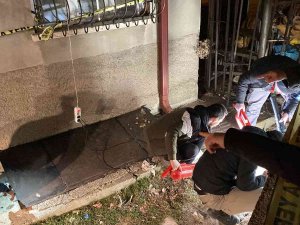 Tarihi Eser Kaçakçılarının Kaçarken Etrafa Saçtığı Altınları Polis Bakın Nasıl Topladı