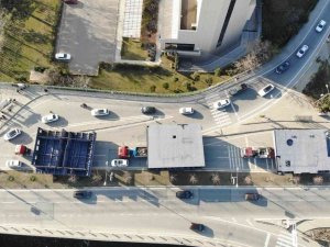 Tuzla’da Tırlarla Taşınan Gemi Parçaları Nedeniyle Yol Trafiğe Kapatıldı