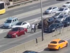 Maltepe’de Araçları Durdurup Yumruk Yumruğa Kavga Ettiler