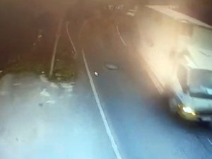 İ̇stanbul’da Akıl Almaz Kaza Kamerada: Kamyonet Uçurumdan Alt Sokağa Uçup Yan Yattı