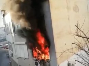 Alev Alev Yanan Daire Mahalleliyi Korkuttu