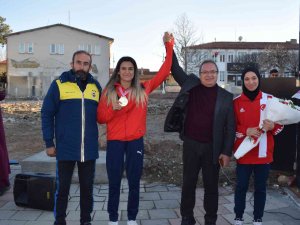 Milli Boksörlere Davullu Zurnalı Karşılama