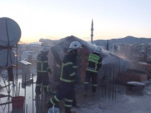 Binanın Çatısında Çıkan Yangın Korkuttu