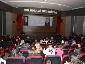 Melikgazi’de Çocukların Sinema Keyfi Devam Ediyor