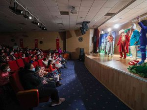 Bucalı Çocuklar Tiyatroya Doydu