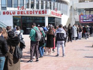 Tiyatro Bileti Alabilmek İçin Metrelerce Kuyruk Oluşturdular