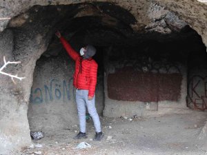 Bin 500 Yıllık Tarihe Sprey Boyalı Tahribat