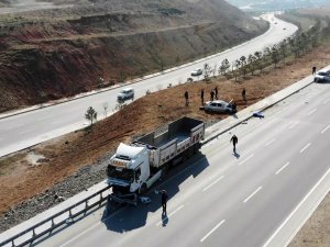 Yolda Bozulan Aracı Kontrol Eden Tamirci Tırın Altında Kaldı