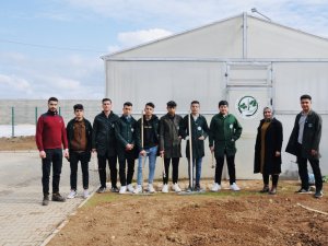 Öğrenciler Hem Öğreniyor Hem De Ekonomiye Katkı Sunuyor