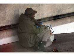 Dilenirken Gazete Okuyor