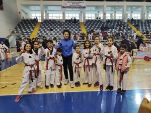 Miniklerden İlk Resmi Müsabakada 8 Madalya