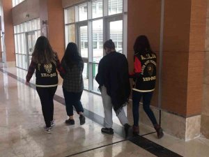 Pazarda Yankesicilik Yapan 2 Suç Makinesi Kadın Tutuklandı