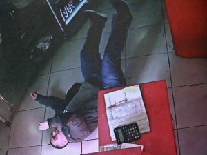 Cep Telefonu Çalınan Zihinsel Engelli Vatandaş Üzüntüden Kendini Yerlere Attı, Telefonuna Kavuşunca Yüzünde Gülücükler Açtı