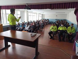 Kars’ta Lise Öğrencilerine Trafik Kuralları Anlatıldı