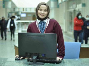 Moda Tasarımcısı Safiye Ekiz, Sağlık Çalışanları İçin Fular Tasarladı