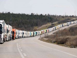Sınırda Tır Kuyruğu 20 Kilometreyi Buldu, Şoförler Mülteci Nöbeti Tutuyor