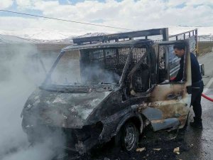 Seyir Halindeki Kamyonet Alev Alev Yandı