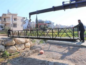 Toroslar Belediyesinden Çukurova Mahallesine Yaya Köprüsü