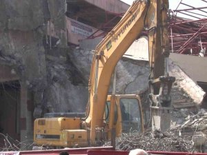 130 Esnafın Tahliye Edildiği İşhanının Yıkımına Başlandı