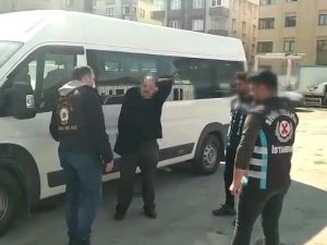 İ̇stanbul’da Tek Kollu Sürücü Okul Servisini Kullanırken Yakalandı