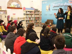 Bursa’da İşitme Engelli Çocuklara İşaret Diliyle Masal