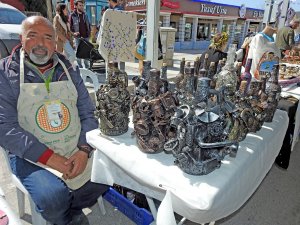 Atıkları Sanat Eserine Dönüştürüyor