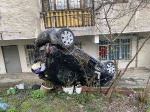 Üsküdar’da Otomobil, 10 Metreden Apartman Bahçesine Uçtu