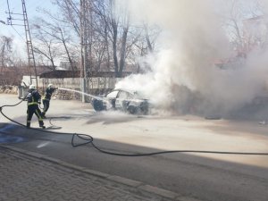 Alev Alev Yanan Otomobil Kullanılamaz Hale Geldi