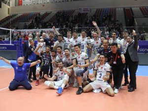 Efeler Ligi: Arkas Spor: 3 - Halkbank: 1