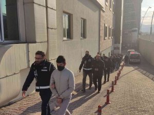 Kaçak Tütün Operasyonunda Gözaltına Alınan 15 Kişi Sağlık Kontrolünden Geçirildi