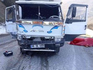 Freni Boşalan Kamyon Bariyerlere Çarptı: 3 Yaralı