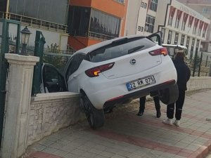 Kontrolden Çıkan Otomobil Bahçe Duvarına Çarptı