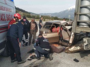 Muğla’da Otomobil Park Halindeki Kamyona Çarptı: 1 Ölü 1 Yaralı