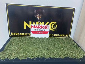 Uygulama Yapan Polisi Görünce Elindeki Uyuşturucuyu Atıp Kaçtı