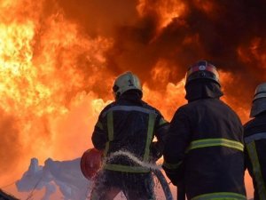 Lutsk’ta Vurulan Petrol Deposunda Çıkan Yangına Müdahale Sürüyor