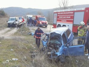 Bursa’da Kamyonet İle Otomobil Kafa Kafaya Çarpıştı: 1’i Ağır 2 Yaralı