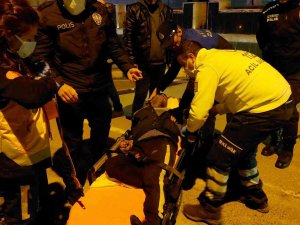 Alkollü Şahıs Kendini Araçların Önüne Attı