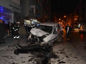Kontrolden Çıkan Araç Caddeyi Birbirine Kattı: 1 Yaralı