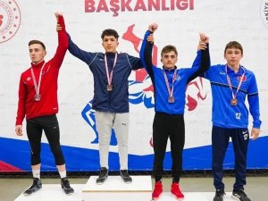 Erzincanlı Güreşçilerden Birincilik Ve Üçüncülük Derecesi